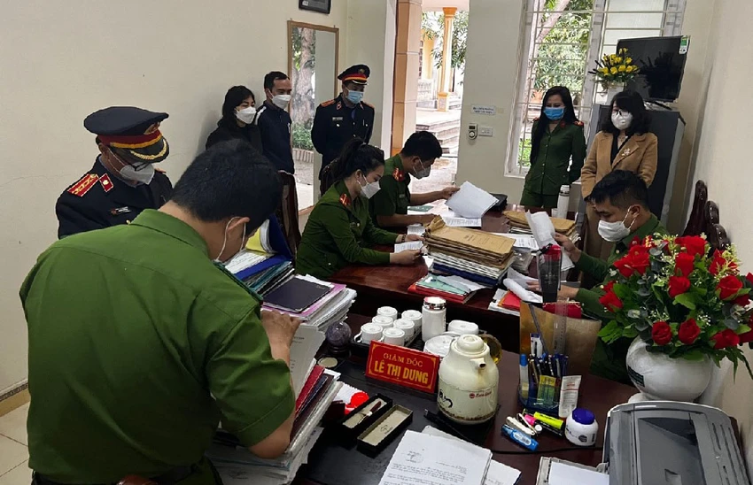 Cơ quan chức năng khám xét phòng làm việc của cô giáo Lê Thị Dung. Ảnh: TL Cơ quan chức năng khám xét phòng làm việc của cô giáo Lê Thị Dung. Ảnh: TL