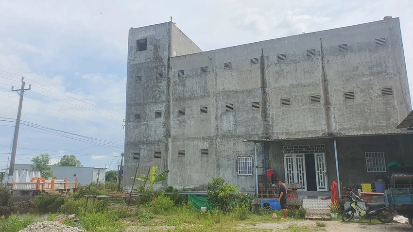 Nguyên đơn cho rằng đất do mình quản lý, sử dụng từ năm 1975 đã bị phía bị đơn cất nhà nuôi yến nên khởi kiện đòi lại. Ảnh: TRẦN VŨ Nguyên đơn cho rằng đất do mình quản lý, sử dụng từ năm 1975 đã bị phía bị đơn cất nhà nuôi yến nên khởi kiện đòi lại. Ảnh: TRẦN VŨ