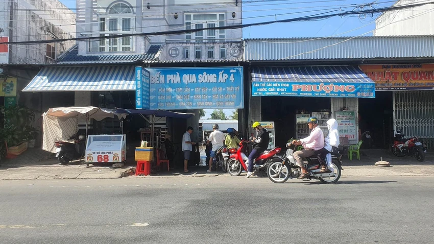 Bến phà ngang chợ Tắc Vân. Ảnh: TRẦN VŨ Bến phà ngang chợ Tắc Vân. Ảnh: TRẦN VŨ