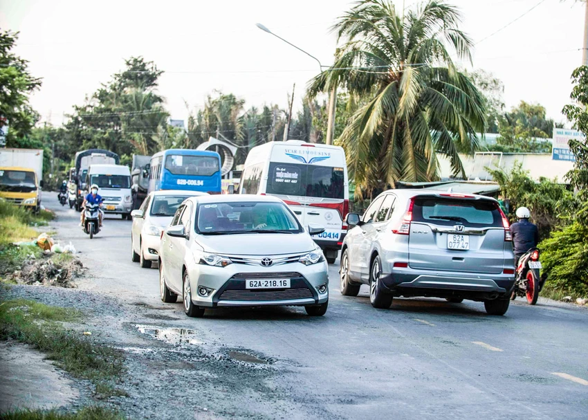 Lưu lượng xe trên Quốc lộ 62 rất nhiều nhưng tuyến đường lại rất nhỏ hẹp. Ảnh: HUỲNH DU Lưu lượng xe trên Quốc lộ 62 rất nhiều nhưng tuyến đường lại rất nhỏ hẹp. Ảnh: HUỲNH DU