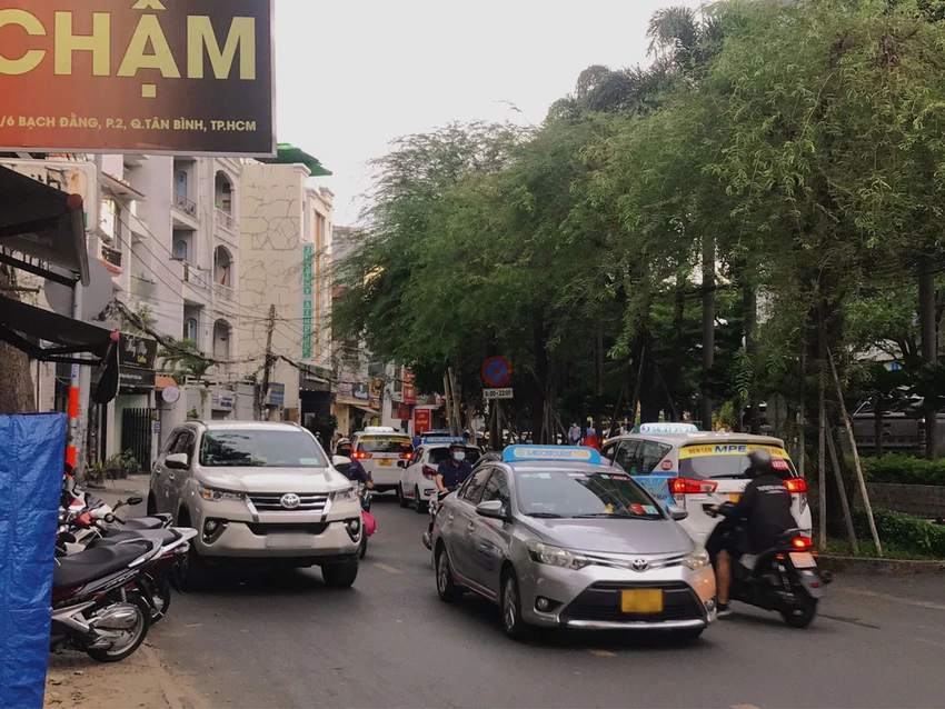 Xe đậu tràn lan dưới lòng đường gây cản trở giao thông trên đường Bạch Đằng. Ảnh: TRẦN MINH Xe đậu tràn lan dưới lòng đường gây cản trở giao thông trên đường Bạch Đằng. Ảnh: TRẦN MINH