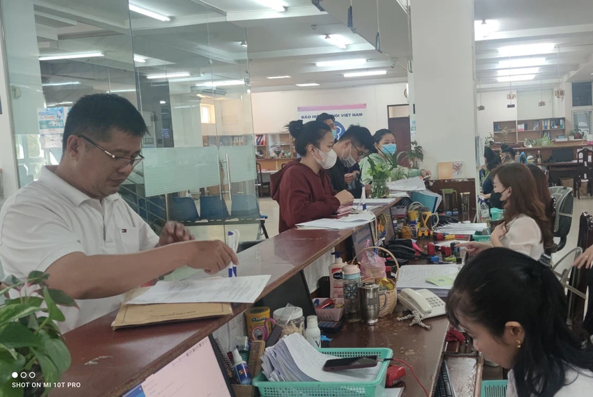 Tại TP.HCM, có 84 đơn chuyển cơ quan điều tra nhưng không xử lý hình sự được trường hợp nào. Trong ảnh: Người lao động đang làm thủ tục về BHXH tại BHXH TP.HCM. Ảnh: NGUYỄN HIỀN Tại TP.HCM, có 84 đơn chuyển cơ quan điều tra nhưng không xử lý hình sự được trường hợp nào. Trong ảnh: Người lao động đang làm thủ tục về BHXH tại BHXH TP.HCM. Ảnh: NGUYỄN HIỀN