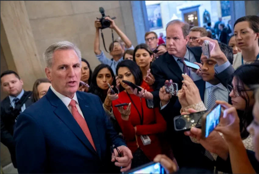 Chủ tịch Hạ viện Kevin McCarthy trao đổi với phóng viên bên ngoài trụ sở Quốc hội ở thủ đô Washington, D.C. (Mỹ) ngày 7-6. Ảnh: AP Chủ tịch Hạ viện Kevin McCarthy trao đổi với phóng viên bên ngoài trụ sở Quốc hội ở thủ đô Washington, D.C. (Mỹ) ngày 7-6. Ảnh: AP