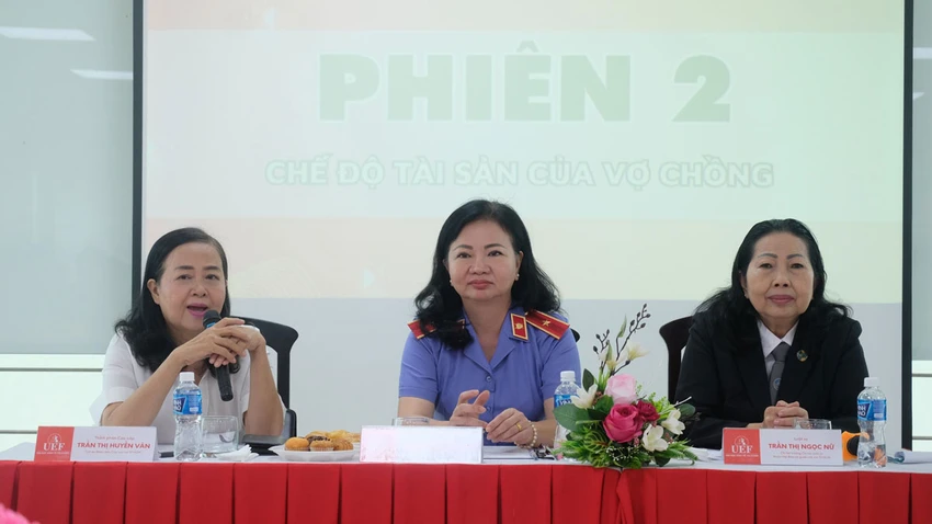 Các chuyên gia nói về thực tiễn giải quyết tranh chấp về hôn nhân và gia đình. Ảnh: SONG MAI Các chuyên gia nói về thực tiễn giải quyết tranh chấp về hôn nhân và gia đình. Ảnh: SONG MAI