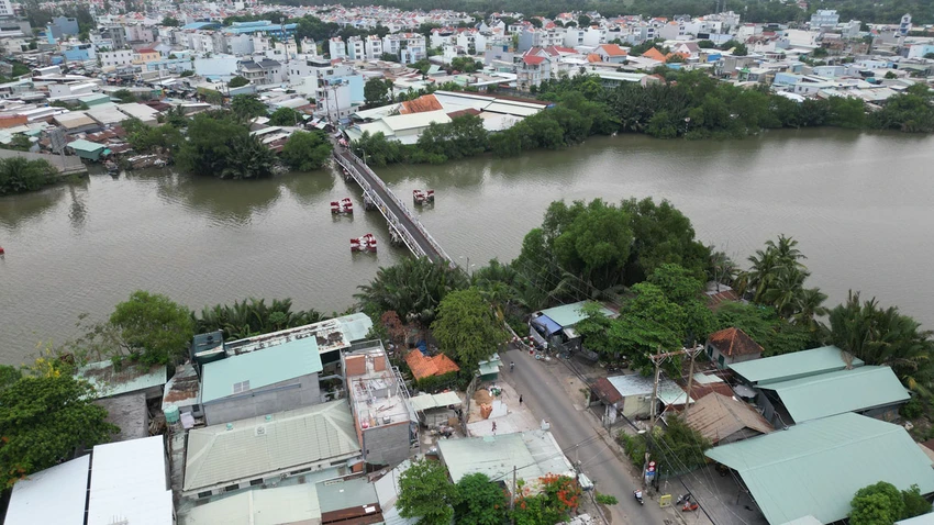 Cầu Rạch Đỉa cùng với các cầu Long Kiểng, Rạch Tôm, Rạch Dơi là một trong bốn cầu sắt yếu trên tuyến đường Lê Văn Lương. Ảnh: HỮU CHÁNH Cầu Rạch Đỉa cùng với các cầu Long Kiểng, Rạch Tôm, Rạch Dơi là một trong bốn cầu sắt yếu trên tuyến đường Lê Văn Lương. Ảnh: HỮU CHÁNH