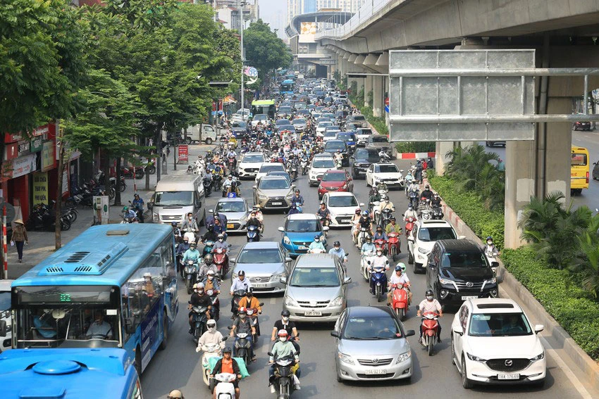 Quy định này nhằm giảm mật độ dân cư tập trung và từ đó giảm áp lực cho hệ thống cơ sở hạ tầng của TP Hà Nội. Ảnh minh họa: PHI HÙNG Quy định này nhằm giảm mật độ dân cư tập trung và từ đó giảm áp lực cho hệ thống cơ sở hạ tầng của TP Hà Nội. Ảnh minh họa: PHI HÙNG