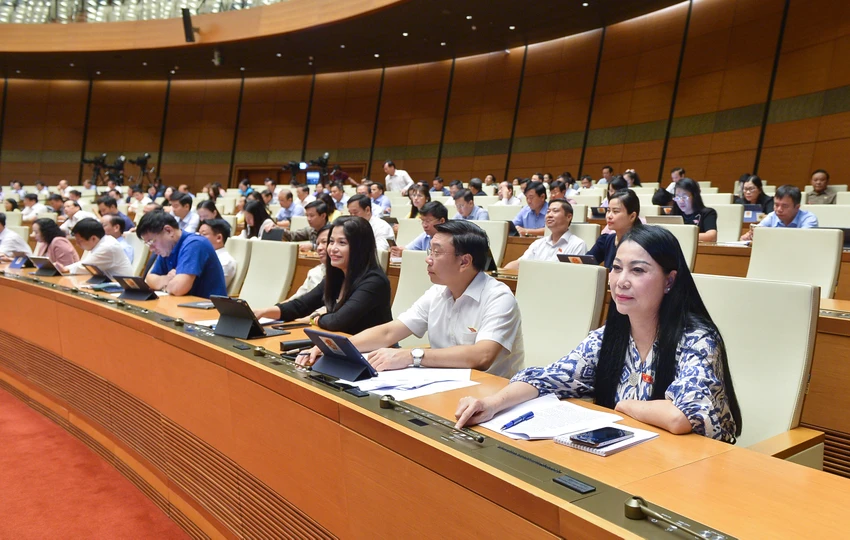 Đại biểu Quốc hội bấm nút thông qua Luật Phòng thủ dân sự. Ảnh: QH