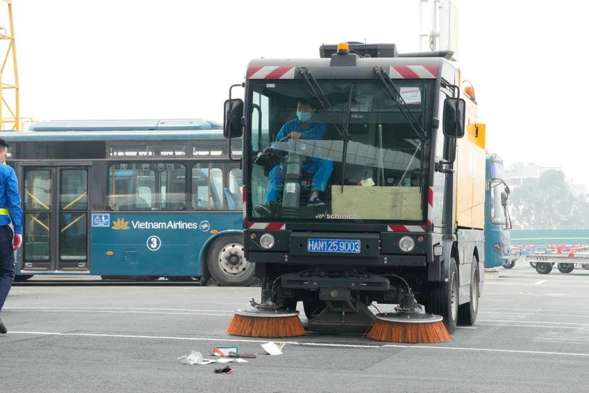 Xe hút FOD tại sân bay Nội Bài. Ảnh: N.HÀ