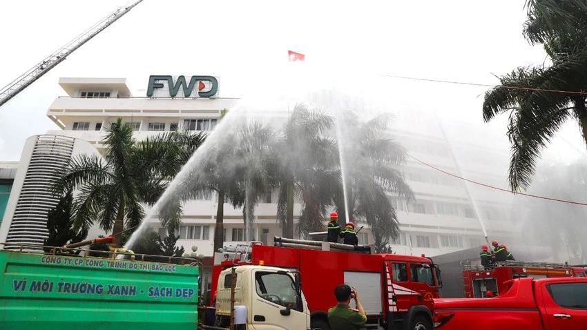 Tình huống giả định tại buổi diễn tập PCCC&CNCH tỉnh Lâm Đồng. Ảnh: VÕ TÙNG Tình huống giả định tại buổi diễn tập PCCC&CNCH tỉnh Lâm Đồng. Ảnh: VÕ TÙNG
