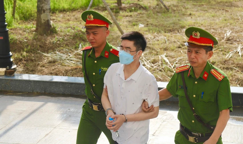 Cựu điều tra viên Hoàng Văn Hưng (bên trái) được dẫn giải tới toà. Ảnh:CTV Cựu điều tra viên Hoàng Văn Hưng (bên trái) được dẫn giải tới toà. Ảnh:CTV