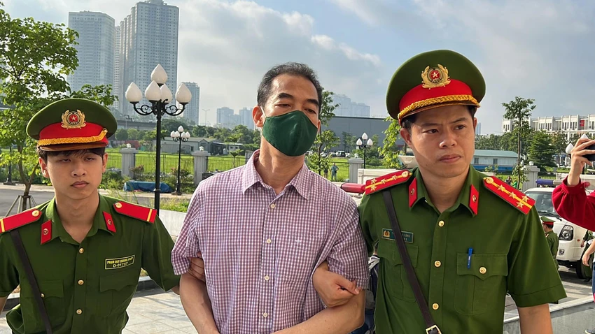 Bị cáo Tô Anh Dũng khai thời điểm nhận tiền không nhận thức được là vi phạm pháp luật. Ảnh: CTV