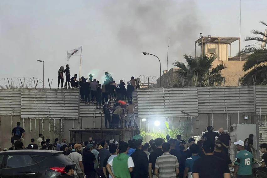 Khói bốc lên từ tòa nhà Đại sứ quán Thụy Điển ở Iraq ngày 20-7 trong lúc những người biểu tình vẫn cố trèo vào tòa nhà để phản đối việc đốt kinh Koran. Ảnh: AP Khói bốc lên từ tòa nhà Đại sứ quán Thụy Điển ở Iraq ngày 20-7 trong lúc những người biểu tình vẫn cố trèo vào tòa nhà để phản đối việc đốt kinh Koran. Ảnh: AP