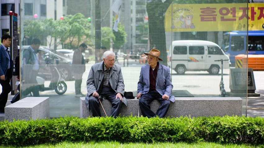 Hai cụ già ngồi trò chuyện trong một công viên ở thủ đô Seoul (Hàn Quốc) vào ngày 11-5. Ảnh: ANTHONY WALLACE/AFP/GETTY IMAGES Hai cụ già ngồi trò chuyện trong một công viên ở thủ đô Seoul (Hàn Quốc) vào ngày 11-5. Ảnh: ANTHONY WALLACE/AFP/GETTY IMAGES