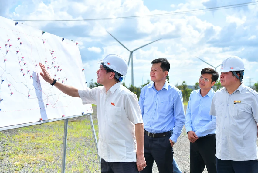 Tổng Thư ký Quốc hội Bùi Văn Cường tham quan Nhà máy điện gió Ea Nam, huyện Ea H leo, Đắk Lắk. Ảnh: LK Tổng Thư ký Quốc hội Bùi Văn Cường tham quan Nhà máy điện gió Ea Nam, huyện Ea H leo, Đắk Lắk. Ảnh: LK