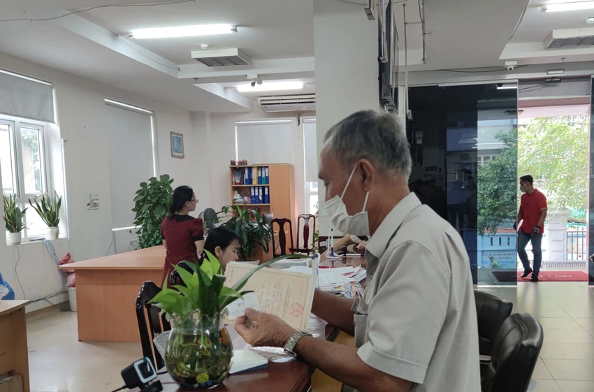 Người lao động làm thủ tục hành chính tại cơ quan BHXH. Ảnh: NH