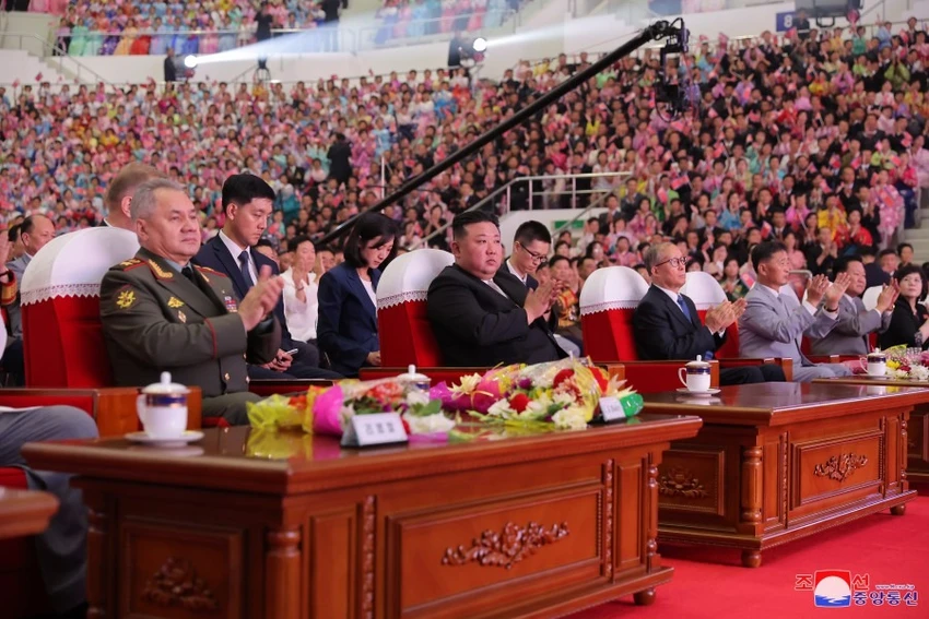 Ông Kim Jong-un xem biểu diễn nghệ thuật cùng với phái đoàn Nga, Trung Quốc hôm 27-7. Ảnh: KCNA Ông Kim Jong-un xem biểu diễn nghệ thuật cùng với phái đoàn Nga, Trung Quốc hôm 27-7. Ảnh: KCNA