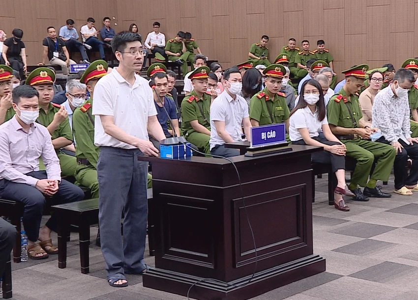 Bị cáo - cựu điều tra viên Cơ quan An ninh điều tra Bộ Công an Hoàng Văn Hưng trước tòa. Ảnh: PHI HÙNG Bị cáo - cựu điều tra viên Cơ quan An ninh điều tra Bộ Công an Hoàng Văn Hưng trước tòa. Ảnh: PHI HÙNG