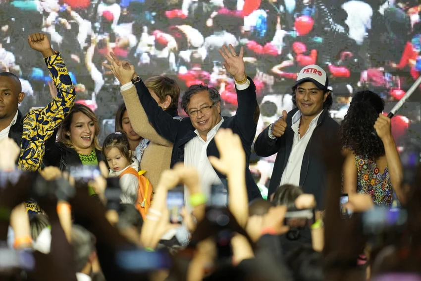 Ông Gustavo Petro và con trai - ông Nicolas Petro ngày 29-5-2022. Ảnh: AP Ông Gustavo Petro và con trai - ông Nicolas Petro ngày 29-5-2022. Ảnh: AP