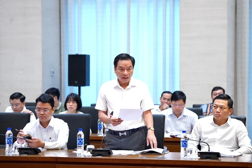 Ông Phùng Quốc Bình, Giám đốc Sở TN&MT tỉnh Kiên Giang, nêu ý kiến tại phiên họp. Ảnh: CTV Ông Phùng Quốc Bình, Giám đốc Sở TN&MT tỉnh Kiên Giang, nêu ý kiến tại phiên họp. Ảnh: CTV