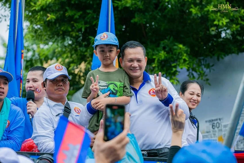 Ông Hun Manet (thứ hai từ phải qua) chụp ảnh cùng người dân Campuchia trong cuộc vận động tranh cử hồi tháng 7-2023. Ảnh: FACEBOOK Ông Hun Manet (thứ hai từ phải qua) chụp ảnh cùng người dân Campuchia trong cuộc vận động tranh cử hồi tháng 7-2023. Ảnh: FACEBOOK