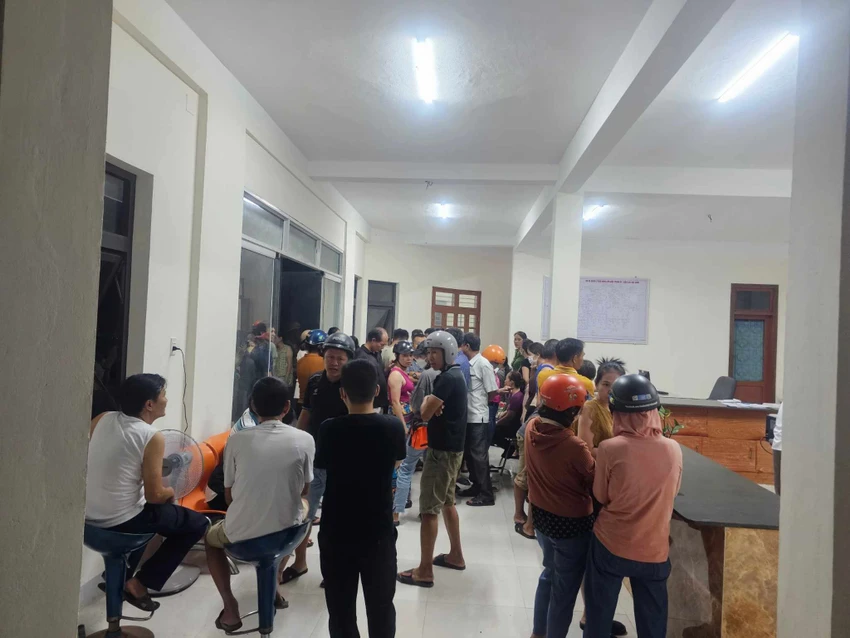 Người dân tập trung tại Đội quản lý điện Lao Bảo để phản ánh việc bị lấy thông tin cá nhân. Ảnh: H.THƠ Người dân tập trung tại Đội quản lý điện Lao Bảo để phản ánh việc bị lấy thông tin cá nhân. Ảnh: H.THƠ