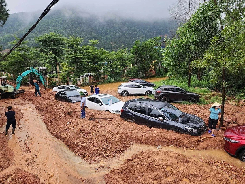 Con đường bị sạt lở đất vùi lấp nhiều ô tô ở xóm Ban Tiện (Sóc Sơn, Hà Nội) xung quanh có nhiều biệt thự, homestay trên đất trồng rừng. Ảnh: TP Con đường bị sạt lở đất vùi lấp nhiều ô tô ở xóm Ban Tiện (Sóc Sơn, Hà Nội) xung quanh có nhiều biệt thự, homestay trên đất trồng rừng. Ảnh: TP