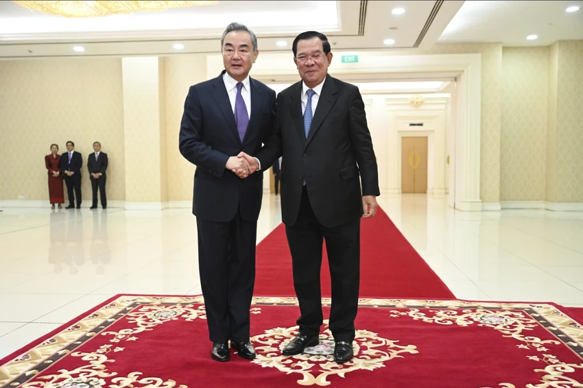 Thủ tướng Campuchia Hun Sen (phải) tiếp Bộ trưởng Bộ Ngoại giao Trung Quốc Vương Nghị tại Phnom Penh ngày 13-8. Ảnh: AP Thủ tướng Campuchia Hun Sen (phải) tiếp Bộ trưởng Bộ Ngoại giao Trung Quốc Vương Nghị tại Phnom Penh ngày 13-8. Ảnh: AP