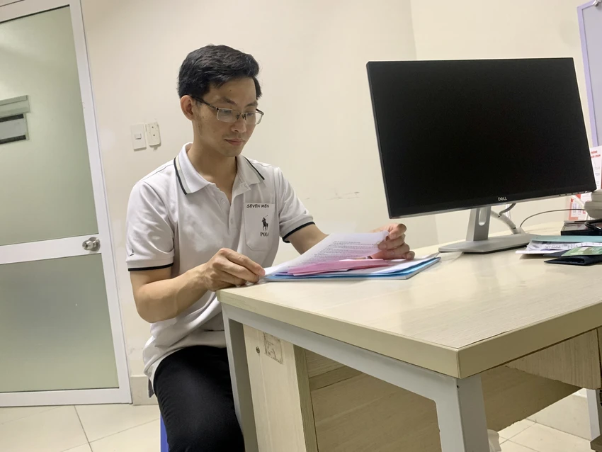 Ông Lê Tuấn Vũ đang trình bày sự việc với PV. Ảnh: HỮU ĐĂNG Ông Lê Tuấn Vũ đang trình bày sự việc với PV. Ảnh: HỮU ĐĂNG