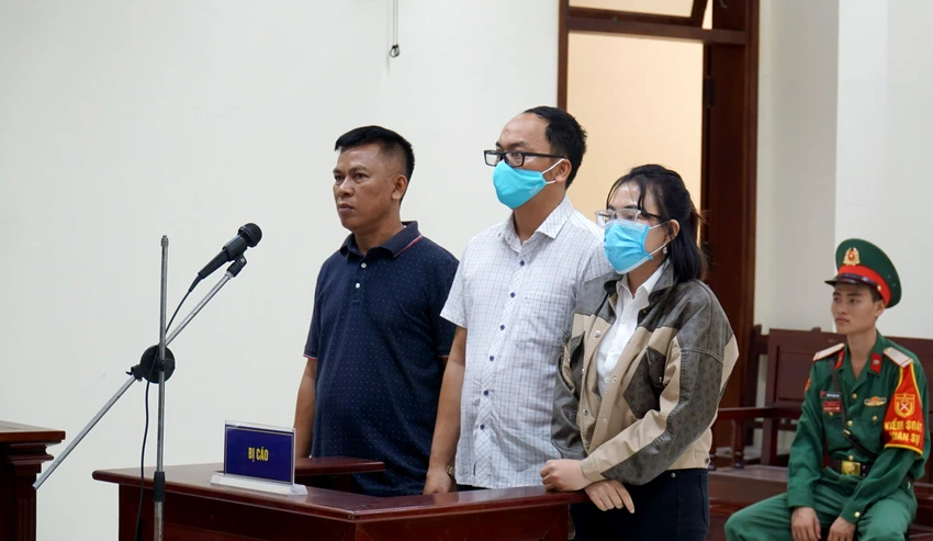 Các bị cáo tại phiên tòa. Bị cáo Hoàng Văn Minh (đứng giữa). Ảnh: TT Các bị cáo tại phiên tòa. Bị cáo Hoàng Văn Minh (đứng giữa). Ảnh: TT