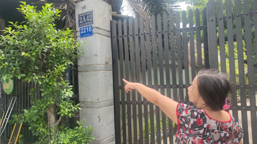 Bà Trần Thị Thanh Trúc, ngụ đường Trần Văn Giàu, xã Phạm Văn Hai, huyện Bình Chánh, được UBND huyện cấp số nhà mới. Ảnh: NGUYỄN HIỀN Bà Trần Thị Thanh Trúc, ngụ đường Trần Văn Giàu, xã Phạm Văn Hai, huyện Bình Chánh, được UBND huyện cấp số nhà mới. Ảnh: NGUYỄN HIỀN