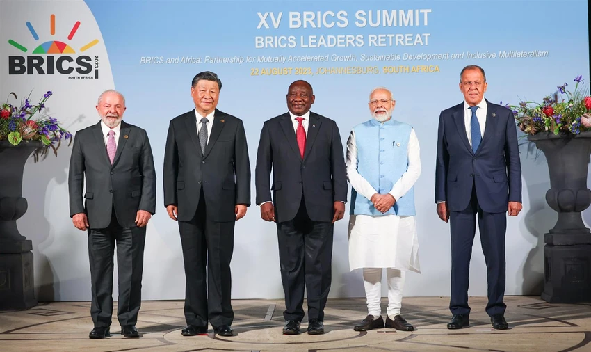 Hội nghị thượng đỉnh BRICS diễn ra từ ngày 22 đến 24-8 tại Nam Phi. Ngoại trưởng Nga Sergey Lavrov (ngoài cùng bên phải) thay mặt ông Putin tham dự hội nghị. Ảnh: CƠ QUAN BÁO CHÍ BỘ NGOẠI GIAO NGA Hội nghị thượng đỉnh BRICS diễn ra từ ngày 22 đến 24-8 tại Nam Phi. Ngoại trưởng Nga Sergey Lavrov (ngoài cùng bên phải) thay mặt ông Putin tham dự hội nghị. Ảnh: CƠ QUAN BÁO CHÍ BỘ NGOẠI GIAO NGA