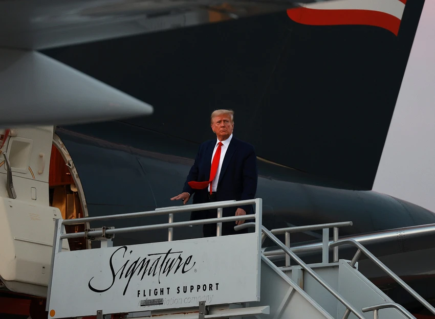 Cựu Tổng thống Mỹ Donald Trump lên máy bay sau khi đến trình diện tại nhà tù hạt Fulton hôm 24-8. Ảnh: AFP Cựu Tổng thống Mỹ Donald Trump lên máy bay sau khi đến trình diện tại nhà tù hạt Fulton hôm 24-8. Ảnh: AFP