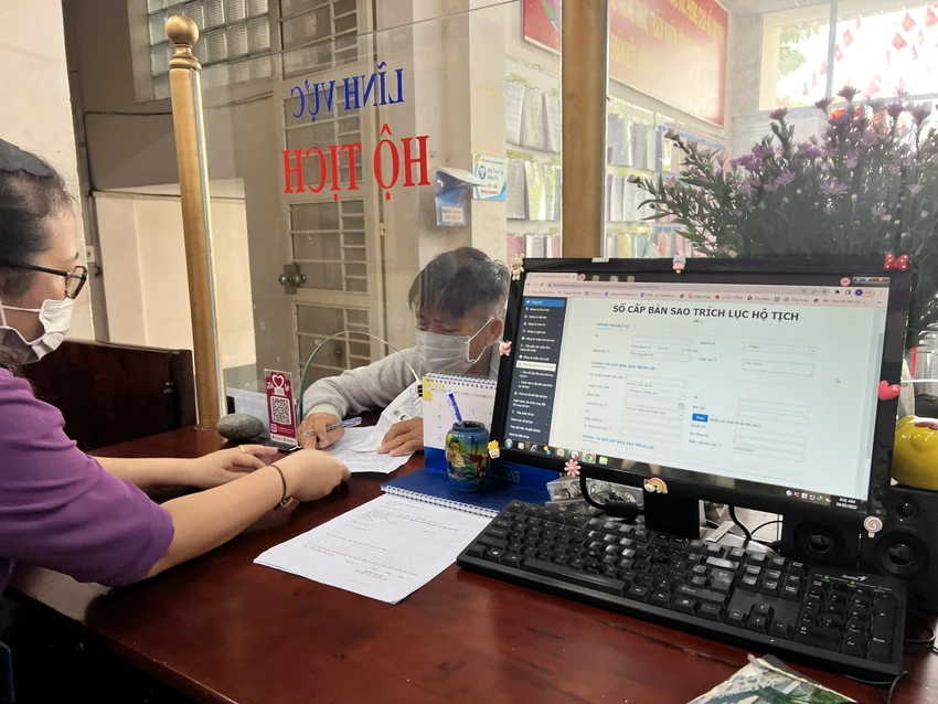 Không còn cảnh xếp hàng dài chờ cấp giấy tờ hộ tịch. Ảnh: HỮU ĐĂNG Không còn cảnh xếp hàng dài chờ cấp giấy tờ hộ tịch. Ảnh: HỮU ĐĂNG