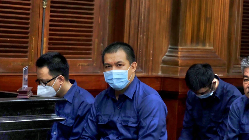 Bị cáo Phạm Thanh Tuấn (cựu trưởng Công an phường Phú Thọ Hòa, quận Tân Phú, TP.HCM) bị phạt bảy năm tù. Ảnh: SONG MAI Bị cáo Phạm Thanh Tuấn (cựu trưởng Công an phường Phú Thọ Hòa, quận Tân Phú, TP.HCM) bị phạt bảy năm tù. Ảnh: SONG MAI