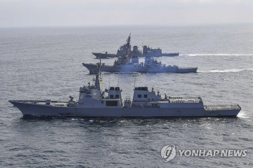 Ba tàu khu trục được trang bị Aegis gồm ROKS Yulgok Yi I (phía trước) của Hàn Quốc, USS Benfold (giữa) của Mỹ và JS Atago của Nhật Bản tham gia cuộc tập trận ba bên ở ngoài khơi bờ biển Hàn Quốc ngày 17-3. Ảnh: YONHAP Ba tàu khu trục được trang bị Aegis gồm ROKS Yulgok Yi I (phía trước) của Hàn Quốc, USS Benfold (giữa) của Mỹ và JS Atago của Nhật Bản tham gia cuộc tập trận ba bên ở ngoài khơi bờ biển Hàn Quốc ngày 17-3. Ảnh: YONHAP