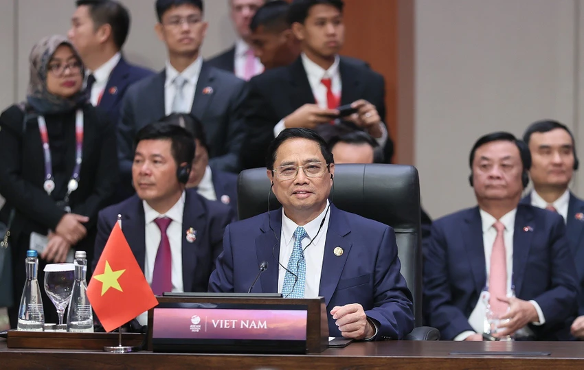 Thủ tướng Phạm Minh Chính dẫn đầu đoàn đại biểu Việt Nam dự phiên toàn thể Hội nghị cấp cao ASEAN lần thứ 43. Ảnh: VPG/NHẬT BẮC Thủ tướng Phạm Minh Chính dẫn đầu đoàn đại biểu Việt Nam dự phiên toàn thể Hội nghị cấp cao ASEAN lần thứ 43. Ảnh: VPG/NHẬT BẮC