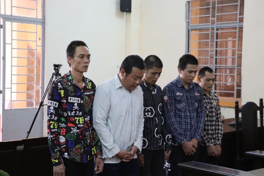 Các bị cáo nghe tòa tuyên án. Ảnh: TRẦN VŨ Các bị cáo nghe tòa tuyên án. Ảnh: TRẦN VŨ