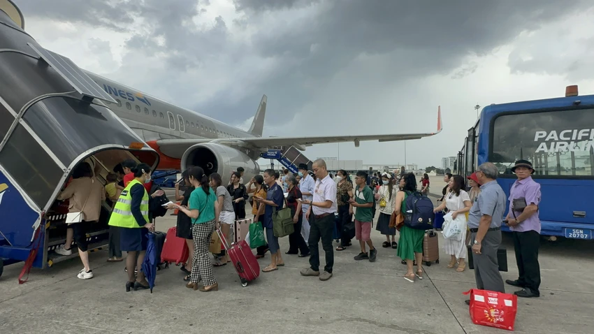 P9-bai2-dulichhangkhong-trinh-dien-6h.jpg