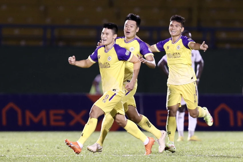 HLV Troussier lo tiền đạo nội ở V-League. Tuấn Hải mãi đến trận đá bù với B. Bình Dương mới có bàn thắng tại V-League mùa giải mới