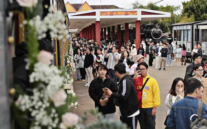 Hướng dẫn viên người Hàn Quốc dẫn tour cho khách Hàn tại TP Đà Lạt khiến nhiều người lo lắng về việc giới thiệu sai lệch lịch sử, văn hóa Việt Nam. Ảnh: VÕ TÙNG