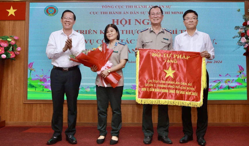 Chi cục Thi hành án dân sự quận 7 nhận cờ thi đua ngành tư pháp