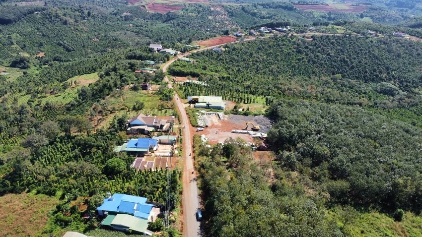 Dự án đường Đạo Nghĩa - Quảng Khê vướng quy hoạch bauxite. Ảnh: VŨ LONG