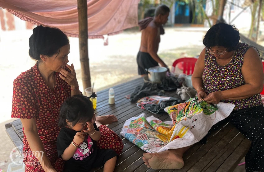 Một số người dân Campuchia ở gần khu vực Prek Ta Hing của sông Bassac, huyện Koh Thom, tỉnh Kandal (nơi kênh đào Funan Techo sẽ đi qua) bày tỏ lo lắng