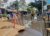 Phú Yên: Đường phố, nhà cửa ngổn ngang sau lũ