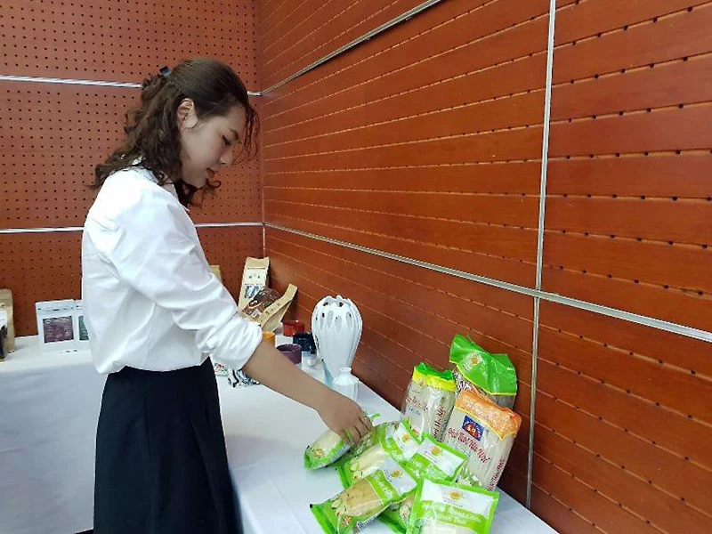 Trâu gác bếp, gà đồi… ra thế giới nhờ chợ online ảnh 2 Trâu gác bếp, gà đồi… ra thế giới nhờ chợ online ảnh 2