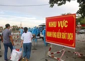 Quận 8: Người dân tay xách nách mang tiếp tế khu phong tỏa