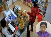 Hình sự bắt người phụ nữ trộm ví bằng chân ở Bình Thạnh