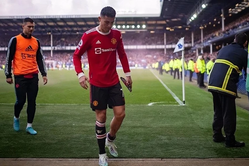 Ronaldo đi vào đường hầm sân Goodison Park và đập vỡ điện thoại của fan. Ảnh: GETTY Ronaldo đi vào đường hầm sân Goodison Park và đập vỡ điện thoại của fan. Ảnh: GETTY