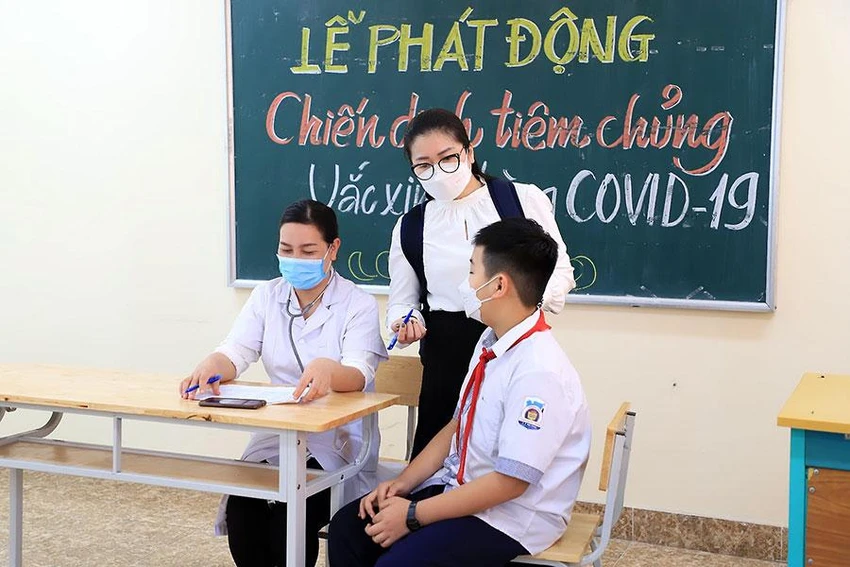 Học sinh lớp 6 Trường THCS Trần Quốc Toản (TP Hạ Long, Quảng Ninh) được dặn dò, hướng dẫn tại lễ phát động tiêm chủng vaccine COVID-19 ngày 13-4. Ảnh: CDC QUẢNG NINH Học sinh lớp 6 Trường THCS Trần Quốc Toản (TP Hạ Long, Quảng Ninh) được dặn dò, hướng dẫn tại lễ phát động tiêm chủng vaccine COVID-19 ngày 13-4. Ảnh: CDC QUẢNG NINH