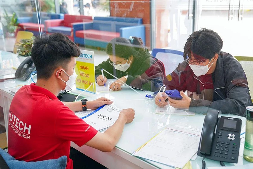 Thí sinh nộp hồ sơ xét tuyển học bạ năm 2022 tại một trường đại học ở TP.HCM. Ảnh: NGỌC PHƯƠNG Thí sinh nộp hồ sơ xét tuyển học bạ năm 2022 tại một trường đại học ở TP.HCM. Ảnh: NGỌC PHƯƠNG